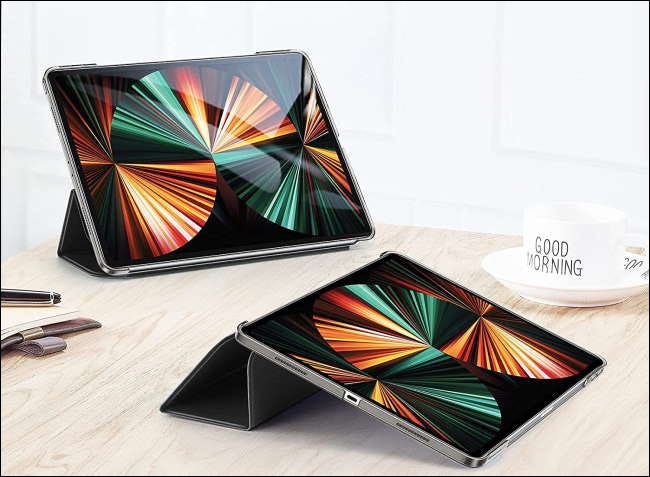 Dos iPad Pros en estuches ESR en la mesa