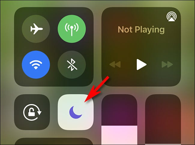 En el Centro de control de iPhone, toque el botón No molestar, que parece una luna creciente.