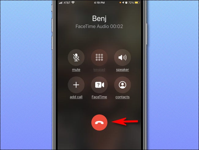 Mientras realiza una llamada de FaceTime Audio en el iPhone, toque el botón rojo de desconexión para finalizar la llamada.