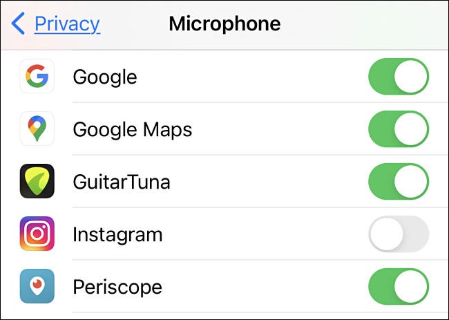 Una lista de ejemplo de aplicaciones de iPhone que pueden acceder a su micrófono en Configuración de privacidad.