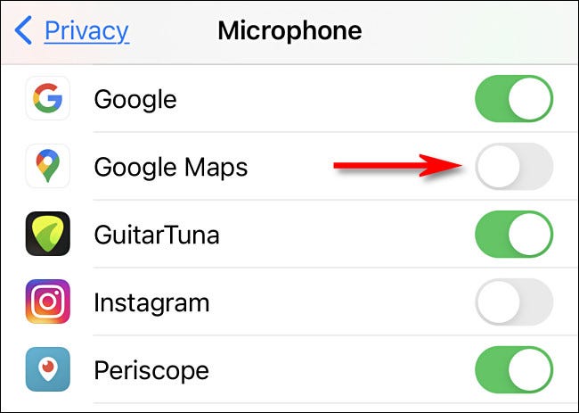 En la configuración del iPhone, para otorgar o revocar el acceso a su micrófono, toque el interruptor junto a la aplicación en la lista.