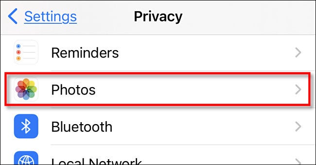 En la configuración de "Privacidad" en iPhone o iPad, toca "Fotos".