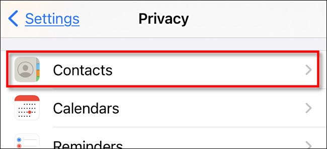 En la configuración de privacidad de iPhone o iPad, toca "Contactos".