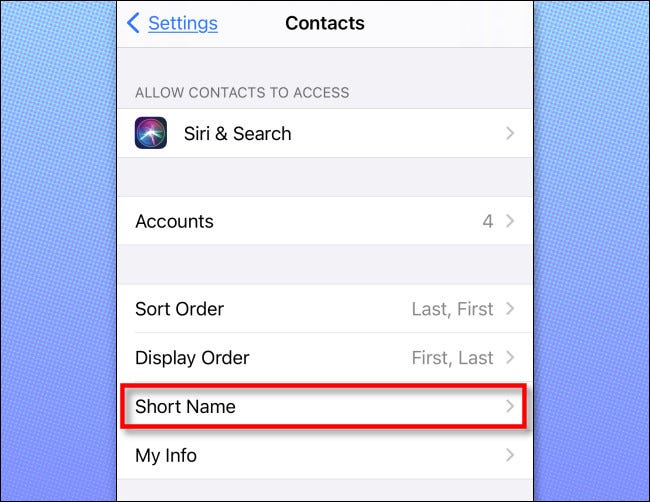 En la configuración de Conacts en iPhone o iPad, toque "Nombre corto".