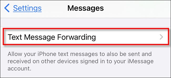 En la configuración de Mensajes de iPhone, toque "Reenvío de mensajes de texto".