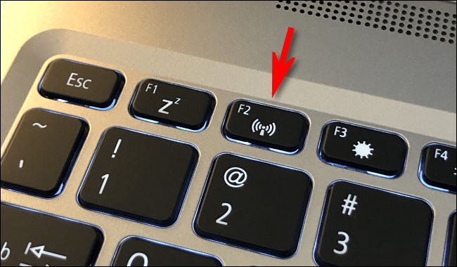 Presione el botón de encendido o apagado del modo avión o de la conexión inalámbrica en su computadora.