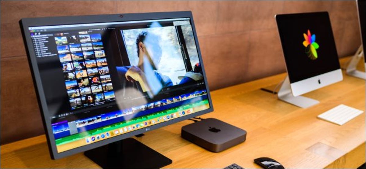 Una Mac Mini junto a una iMac.