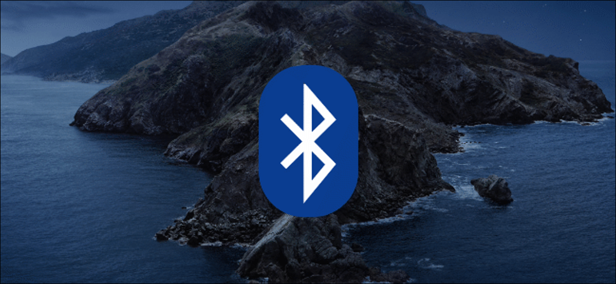 El logotipo de Bluetooth sobre un fondo macOS de una costa rocosa.