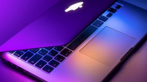 macbook-pro-air-pink-blue-light-5357199-4046806-jpg-9366298