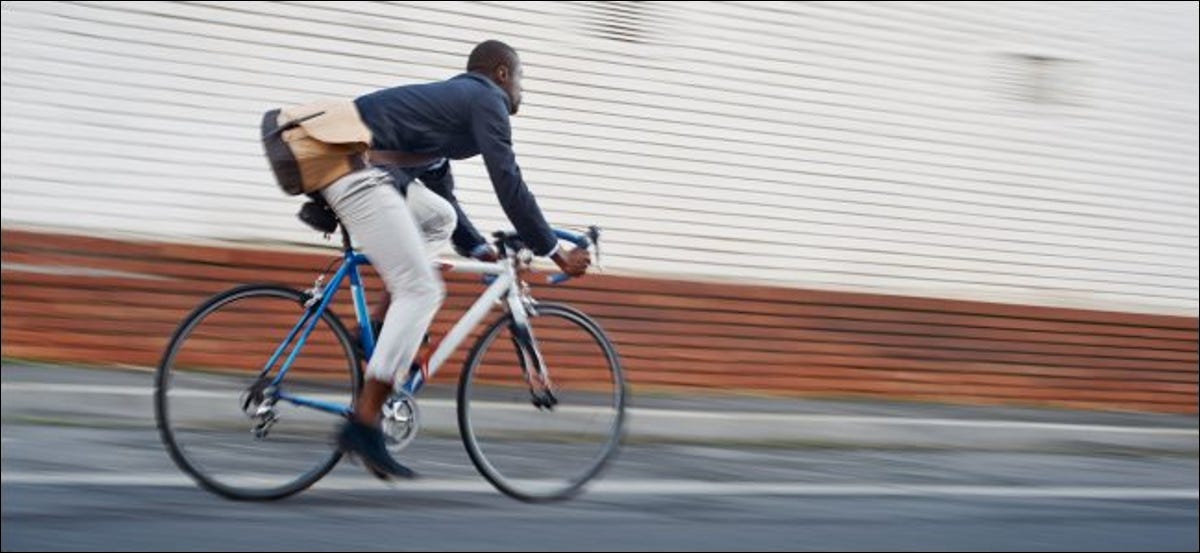 Un hombre en bicicleta en una calle de la ciudad.