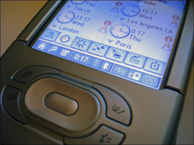 Una PDA que muestra la hora del día en Tokio, Los Ángeles, Londres y París.