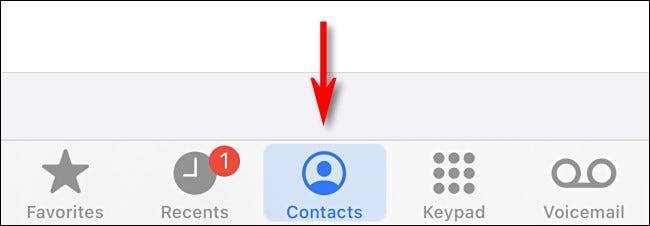 En la aplicación Teléfono, toque "Contactos" en la barra de herramientas en la parte inferior de la pantalla.