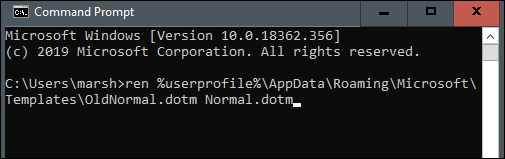 El comando "Ren% userprofile% AppData  Roaming  Microsoft  Templates  OldNormal.dotm Normal.dotm" en la ventana "Símbolo del sistema".
