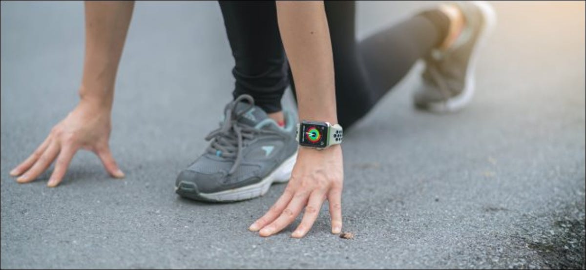 Una persona a punto de empezar a correr con un Apple Watch.