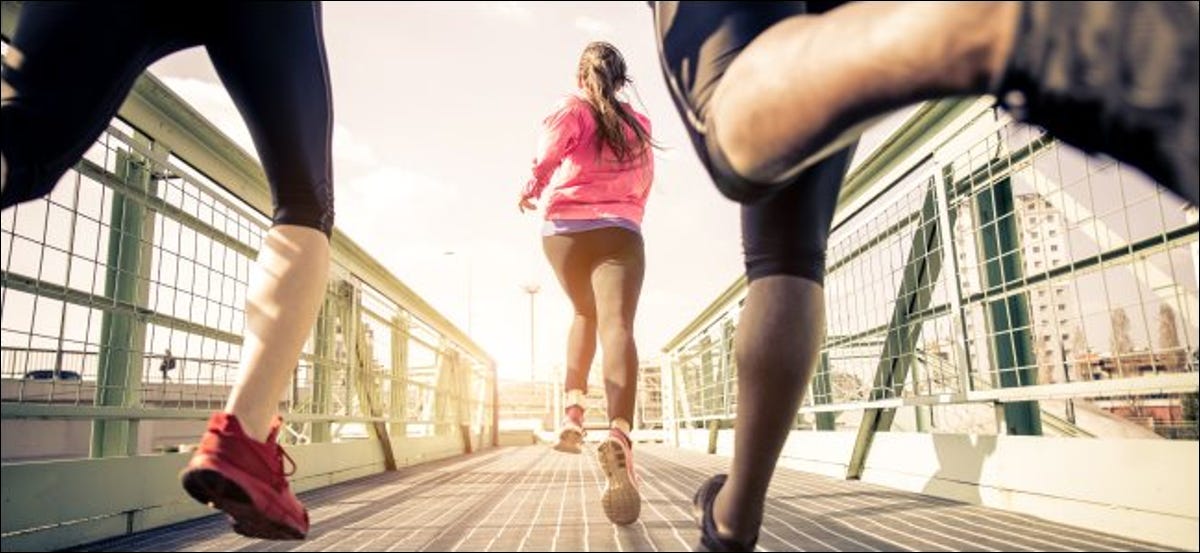 Tres corredores corriendo al aire libre.