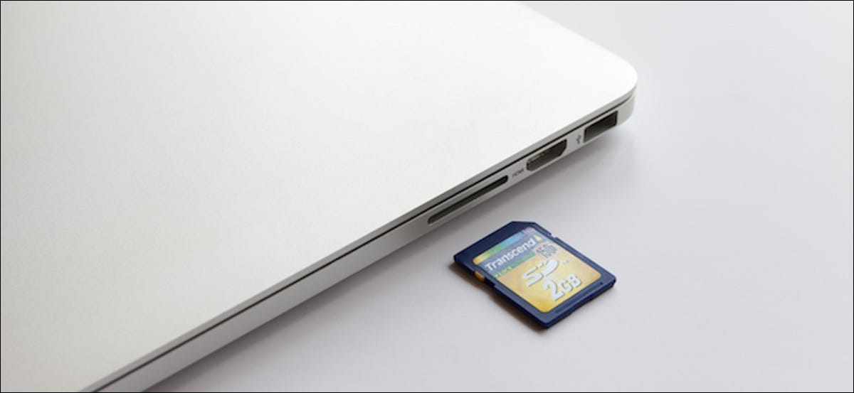 Utente MacBook che formatta una scheda SD