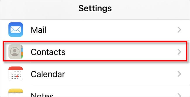 En la configuración de iPhone o iPad, elija "Contactos".