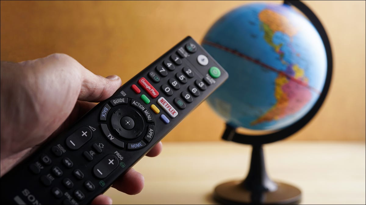 Une télécommande avec un bouton Netflix pointant vers un globe.
