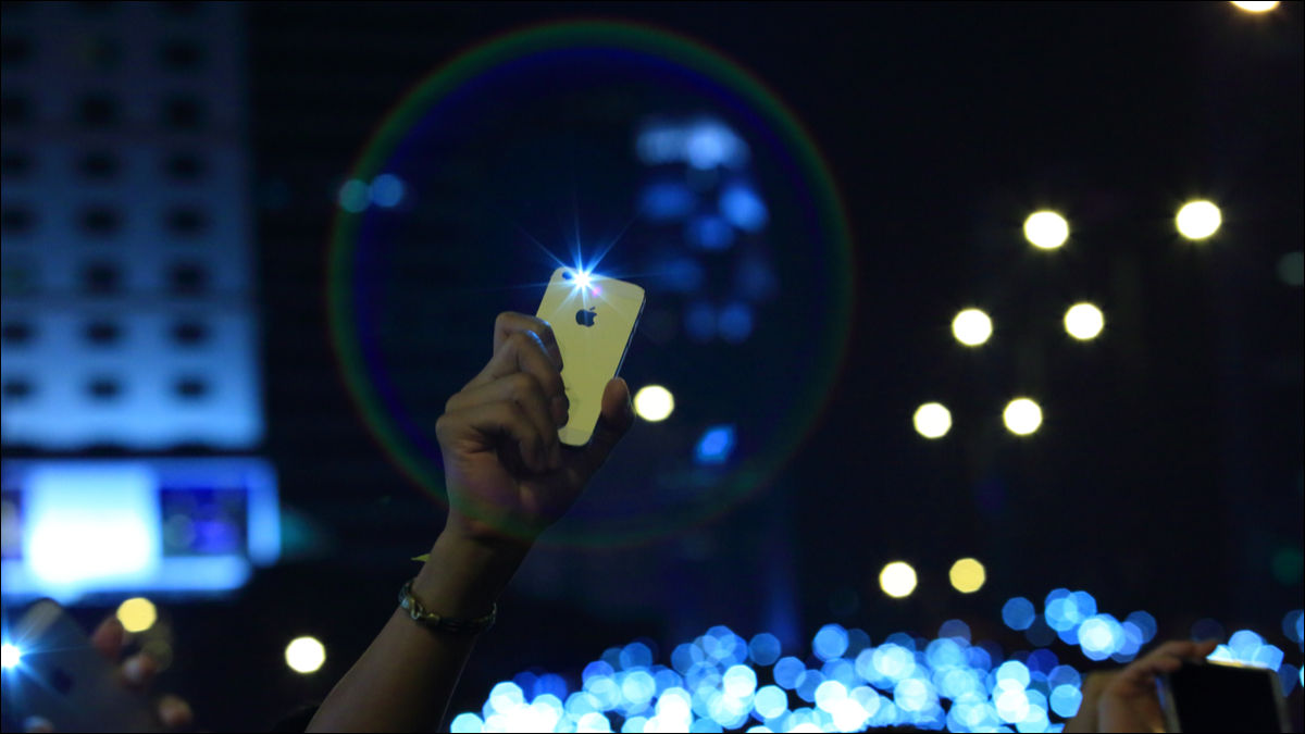 Un iPhone sostenido por un manifestante en Hong Kong.