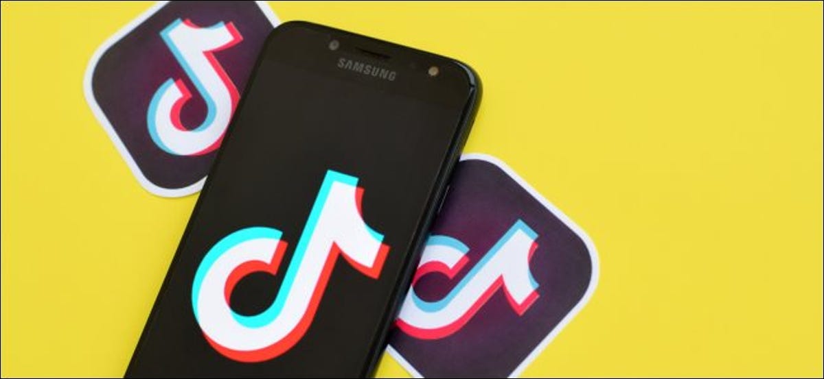 Logotipos de la aplicación TikTok en y alrededor de un teléfono inteligente.