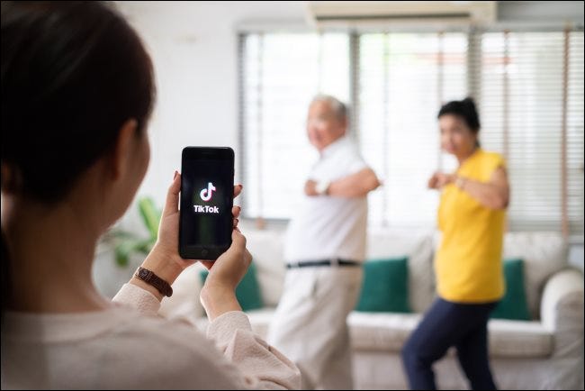 Filmando gente bailando con TikTok.