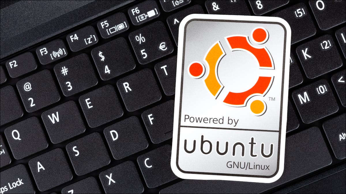 Alimentato da etichetta Ubuntu su una tastiera di computer nera