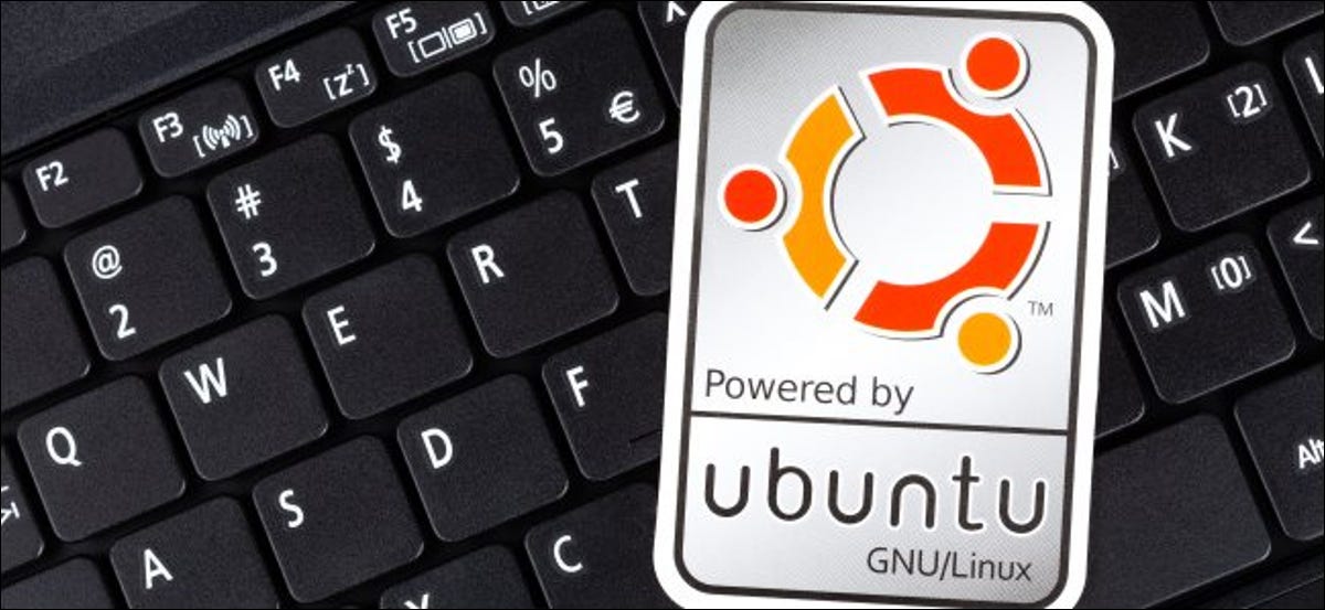 Un adesivo Ubuntu sulla tastiera di un PC .;