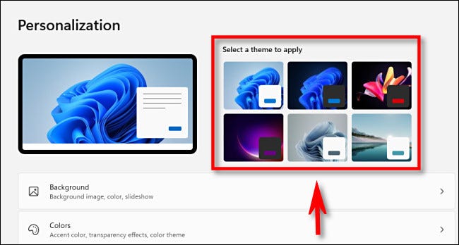 En la configuración de Personalización de Windows 11, haga clic en la miniatura de un tema en la parte superior para cambiar los temas rápidamente.