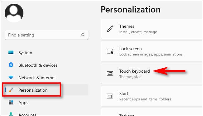 En la configuración de Windows 11, haga clic en "Personalización", luego seleccione "Teclado táctil".
