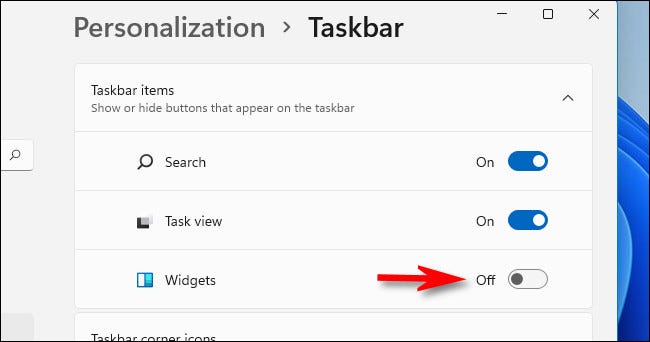 En Configuración> Personalización> Barra de tareas> Ítems de la barra de tareas, mueva el interruptor junto a «Widgets» a «Desactivado».’ width=»650″ height=»342″ onload=»pagespeed.lazyLoadImages.loadIfVisibleAndMaybeBeacon(this);» onerror=»this.onerror=null;pagespeed.lazyLoadImages.loadIfVisibleAndMaybeBeacon(this);»></p>
<p>Inmediatamente, el botón Widgets desaparecerá de su barra de tareas.  Microsoft no proporciona ninguna forma de «deshabilitar» totalmente el menú de widgets sin hacer algo que pueda dañar su sistema.  Dado que el menú Widgets utiliza una cantidad insignificante de recursos, puede esconder el botón y olvidar con seguridad que existe.</p>
<p>Pero si en algún momento desea ver el menú Widgets sin volver a colocar el botón Widgets en su barra de tareas, simplemente presione Windows + w en su teclado.  Aparecerá instantáneamente, no se necesita un botón en la barra de tareas.</p>
<h2 role="heading" aria-level="2">Cómo mostrar el botón de menú de widgets de Windows 11</h2>
<p>Si desea volver a colocar el botón del menú Widgets en la barra de tareas, todo lo que necesita es un viaje rápido a la Configuración de Windows.  Primero, haga clic con el botón derecho en la barra de tareas y seleccione «Configuración de la barra de tareas».</p>
<p><img decoding="async" class="alignnone size-full wp-image-742434" src="https://systempeaker.com/wp-content/uploads/2021/10/1634688081_786_win11_taskbar_settings_button.jpg" alt=