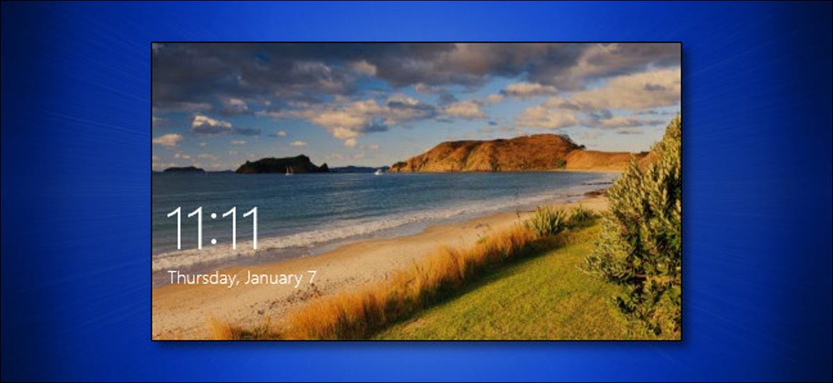 La pantalla de bloqueo de Windows 10 sobre un fondo azul